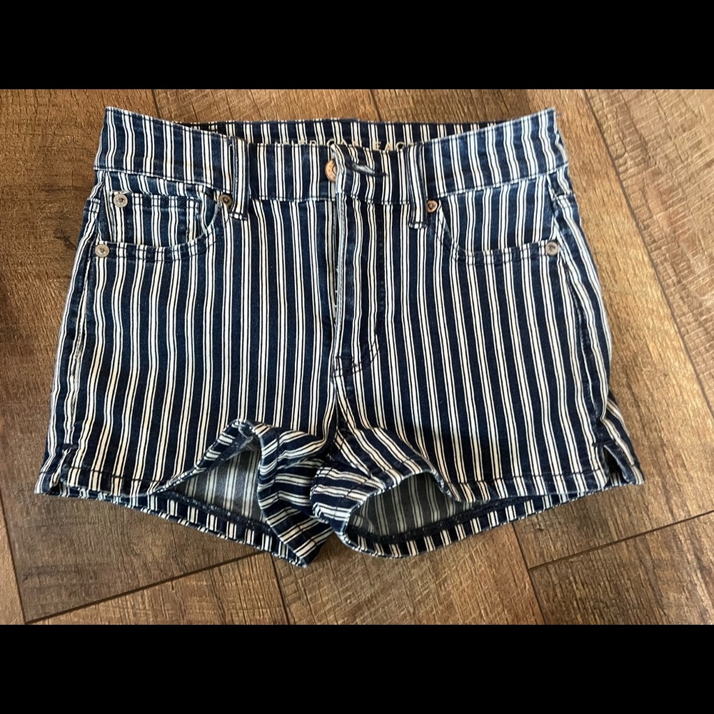 NAVY AND WHITE SKINNY AMERICAN EAGLE JEAN SHORTS, SIZE 0, GOOD CONDITION